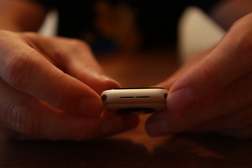 Вы можете увидеть динамики Apple Watch SE 2.